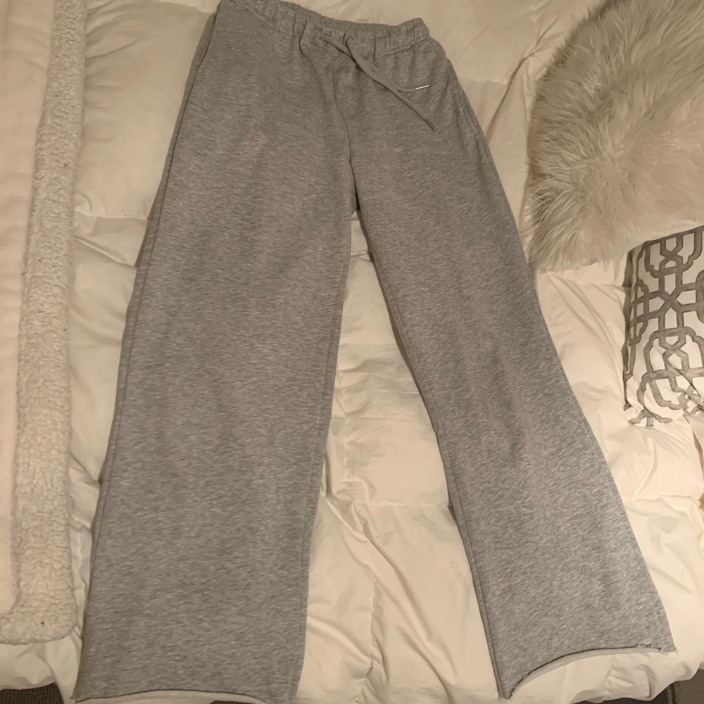 Grey straight leg sweatpants with bum pocket